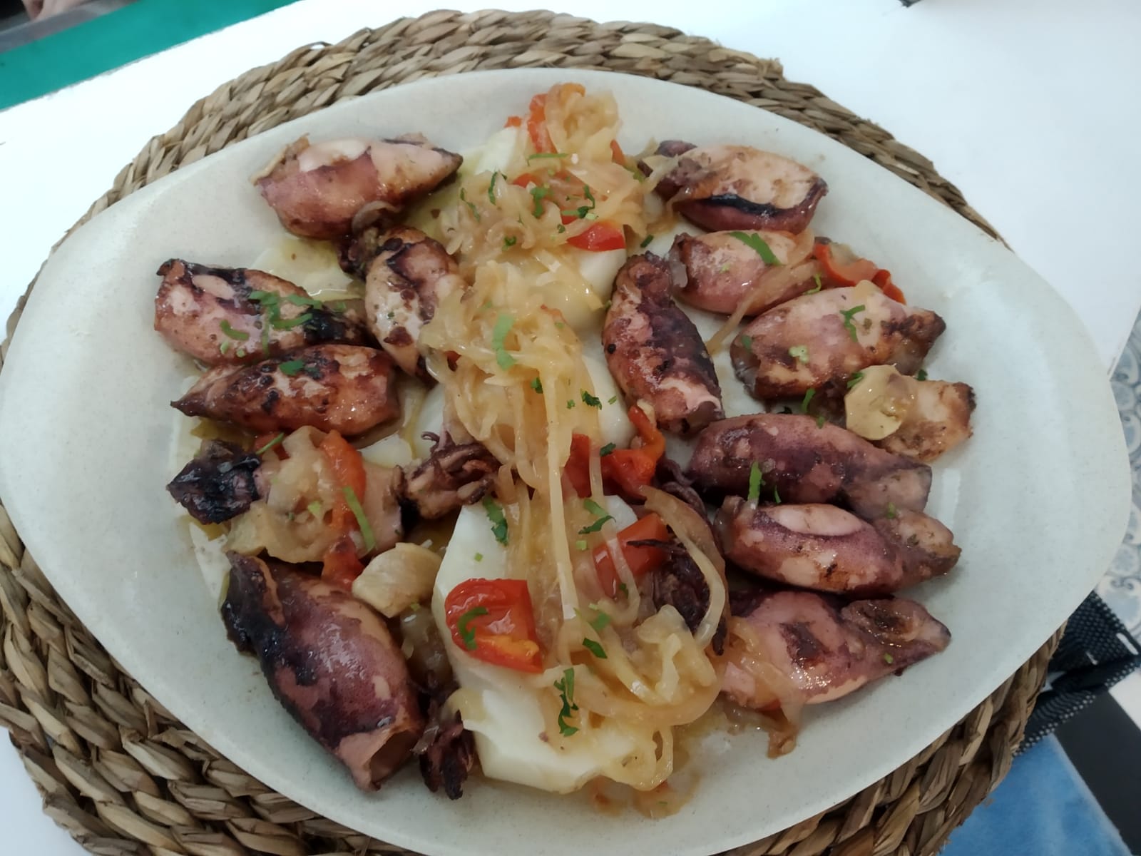 chipirones encebollados