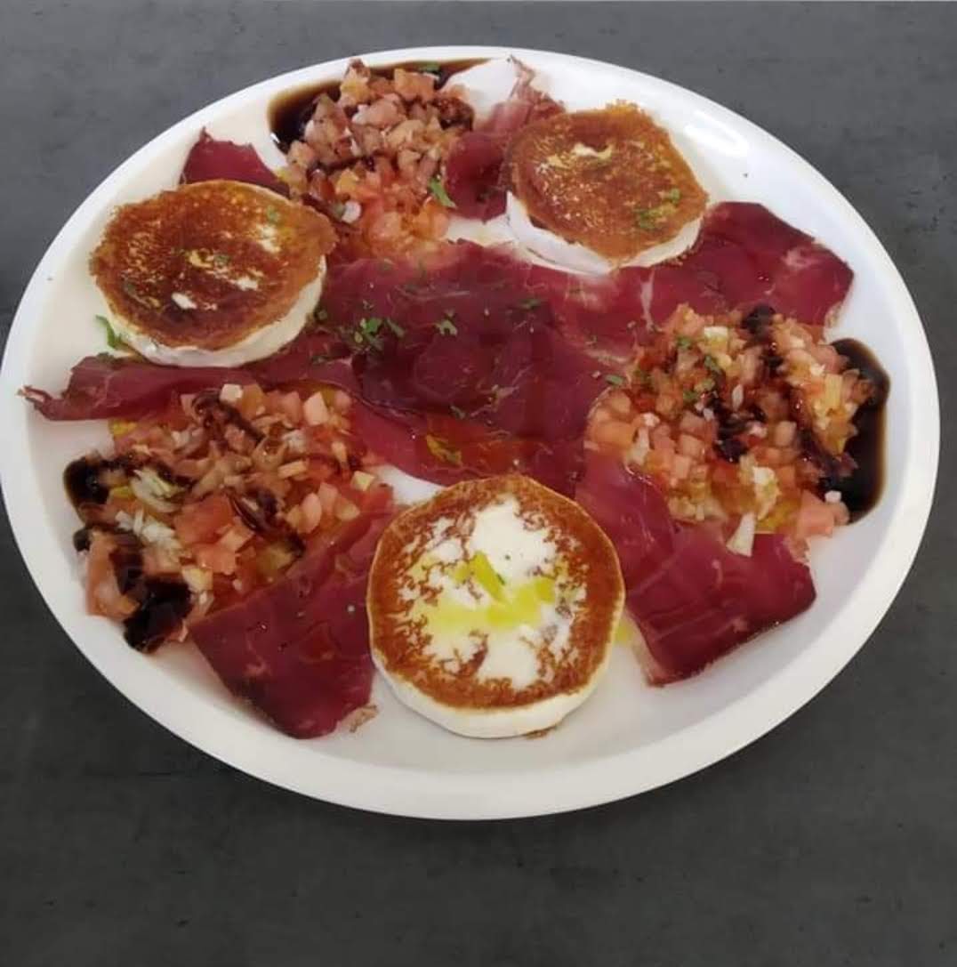 ensalada queso cabra, tomate y cecina