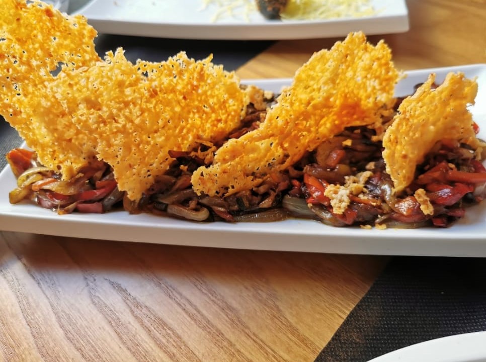 salteado de verduras con crujiente de queixo